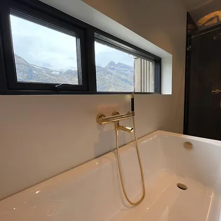 Waterfront Villa With Private Dock In Lofoten ヴィラ モスケネス
