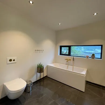 ヴィラ Waterfront Villa With Private Dock In Lofoten *