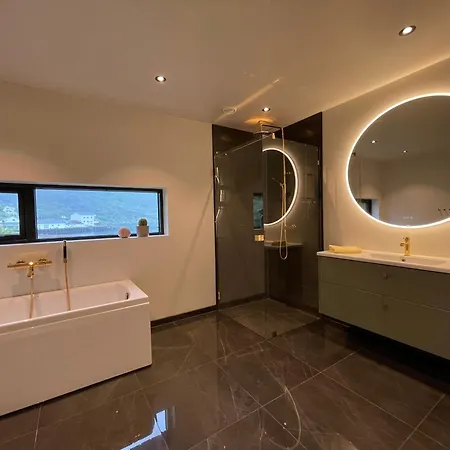 Waterfront Villa With Private Dock In Lofoten ヴィラ