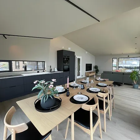ヴィラ Waterfront Villa With Private Dock In Lofoten *